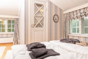米凯利Landhaus Kekkola的一间卧室配有两张带毛巾的床