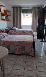 福塔莱萨Casa Verde Albuquerque的一间卧室配有两张床和一张桌子