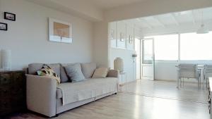 特吉塞Mar de Sal的白色的客厅配有沙发和桌子