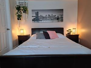 圣安娜德博普雷Habitations Zenith的一间卧室配有一张带2个床头柜和2盏灯的床。