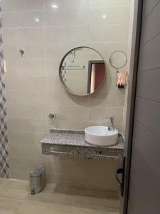 努瓦克肖特résidence zeineb的一间带水槽和镜子的浴室