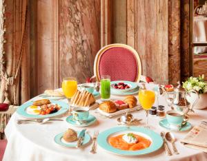伦敦伦敦丽兹酒店的一张桌子,上面放着早餐食品和橙汁
