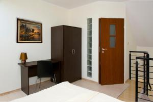 弗瓦迪斯瓦沃沃Family Homes - Sand Apartments的一间卧室配有书桌、橱柜和门