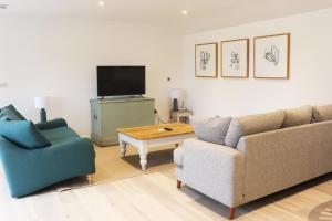 白金汉Cowley Farm, Preston Bissett, Buckingham的客厅配有两张沙发和一台电视机