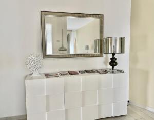 泰尔莫利SunRise Apartments的白色梳妆台上方墙上的镜子