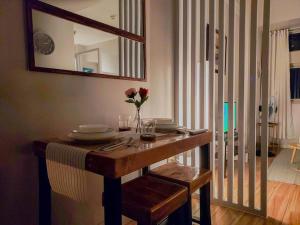 BiñanSerenity Suites: Your tranquil gateway!的一张桌子,上面有盘子和玻璃杯,还有镜子