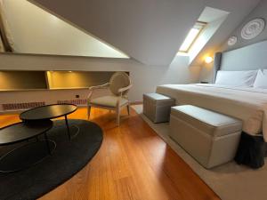 布拉格布拉格987设计酒店的酒店客房配有一张床铺和一张桌子。