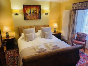 多尔盖罗博夫诺格庄园酒店的一间卧室配有一张大床和两条毛巾