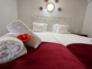 圣米格尔德阿沃纳Casa rosa的一间卧室配有一张白色大床,床上有鲜花