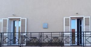 兰佩杜萨L'Argonauta的一组椅子坐在建筑物的一侧