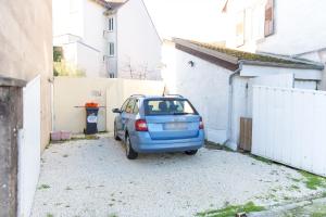 萨维尔纳Auguste, La Romaine et My César - Location Saverne的停在小巷里的蓝色小汽车