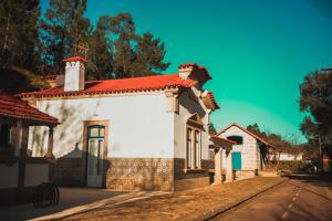 塞洛里库迪巴什图Estação Ferroviária de Lourido的街上有红色屋顶的白色房子