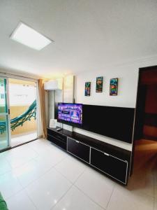 若昂佩索阿Cabo Branco Dream的客厅设有壁挂式平面电视。