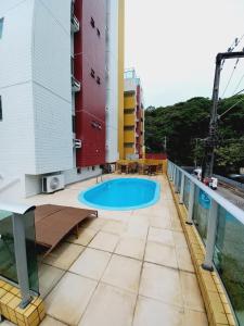 若昂佩索阿Cabo Branco Dream的建筑物屋顶上的游泳池