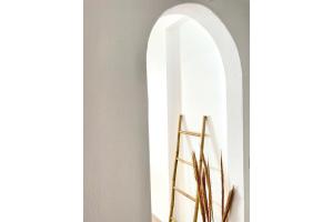 佩里萨Cal Day Rooms Santorini的白色走廊,带镜子和植物
