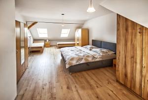 米库洛夫Nice accommodation in Mikulov的一间卧室配有一张床,铺有木地板