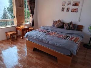 河江Homestay Hoàng Vũ的一间卧室设有一张床和一个窗口