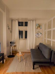 BiñanSerenity Suites: Your tranquil gateway!的客厅配有沙发和桌子