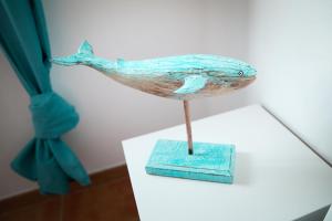 科拉雷侯SURF DREAM House的桌子上鱼的雕像