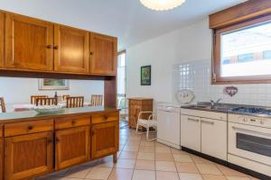 莱维科特尔梅Casa Agnese, Levico Terme - Ospitar的厨房配有木制橱柜和白色家电
