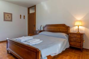 莱维科特尔梅Casa Agnese, Levico Terme - Ospitar的一间卧室配有带毛巾的床