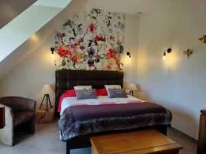 特雷西索梅波米耶尔斯克洛斯酒店的卧室配有一张带花卉壁画的床。