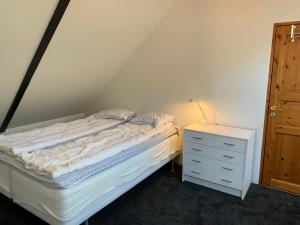SjöboNavröds Gård的一间卧室配有一张床和一个带灯的梳妆台