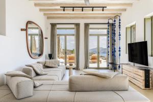 米克诺斯城Nasta Suites & Villas Intentional Living Mykonos的带沙发和平面电视的客厅