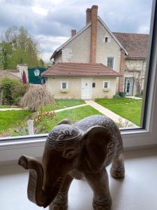 BisseuilAu fil de l’Ô的坐在窗台上的象雕像