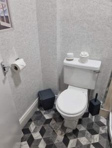 莫珀斯The Trap Inn的浴室铺有黑白地板,设有白色卫生间。