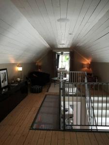 博里霍尔姆Mojo organic spa的客厅拥有白色的天花板和木地板。