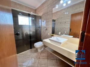 普雷图河畔圣若泽Hostel do Lago的一间带水槽、淋浴和卫生间的浴室