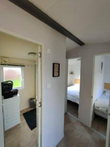 Biville-sur-MerLe Cocooning的客房设有带一张床和镜子的卧室