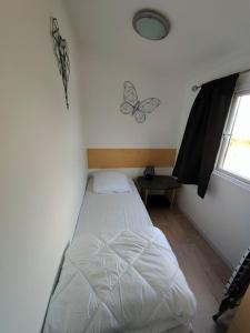 Biville-sur-MerLe Cocooning的一间带床的卧室,位于带窗户的房间内