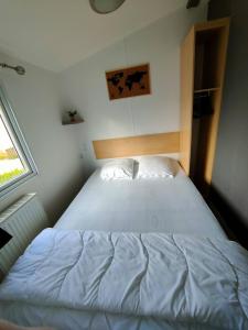 Biville-sur-MerLe Cocooning的卧室配有一张大白色床和窗户