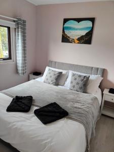 Bucks MillsBay View Villas的一间卧室配有一张带两张黑色毛巾的床