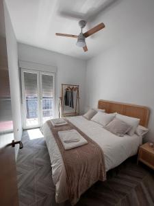 科尔多瓦Luxury new 6 pax apart Downtown.的一间卧室配有一张大床和吊扇