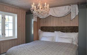 内斯比恩Beautiful Home In Nesbyen With Kitchen的一间卧室配有一张床和一个吊灯