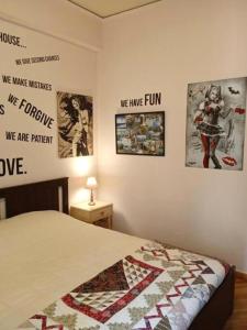 雅典Still got the blues的卧室配有一张带海报的墙壁床。