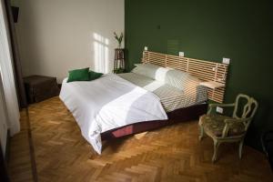 韦尔切利CASABONA1910 bed&breakfast的一间卧室配有一张大床和一把椅子
