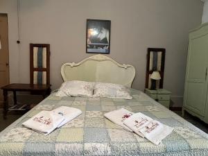Florida艾斯坦西亚艾尔赛博旅馆的一间卧室配有一张床,上面有两条毛巾