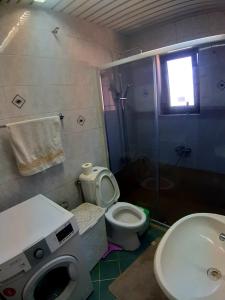奥赫里德VN APARTMENTS OHRID的带淋浴、卫生间和盥洗盆的浴室