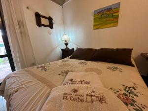 Florida艾斯坦西亚艾尔赛博旅馆的一间卧室配有一张床铺,床上有毯子