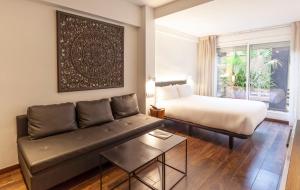 巴塞罗那德尔比酒店的客厅配有沙发和1张床