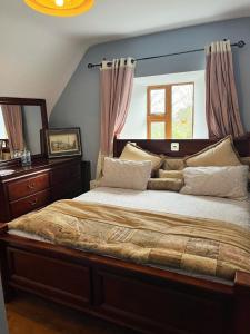 BalrathStone Lodge B&B的一间卧室设有一张大床和一个窗户。