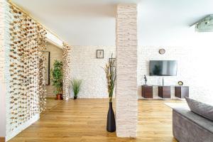 马拉加Perla de Malagueta的一间拥有白色砖墙的客厅