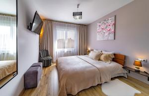 马拉加Perla de Malagueta的酒店客房,配有床和电视