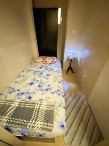 阿布扎比MBZ - Cosy Separate Room in Unique Flat的一间小卧室,卧室内配有一张床铺