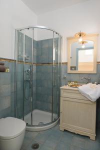 阿莫尔戈斯Tholariani Villas的带淋浴、卫生间和盥洗盆的浴室