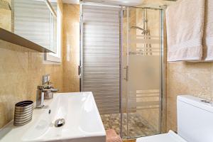 马拉加Perla de Malagueta的一间带水槽和淋浴的浴室